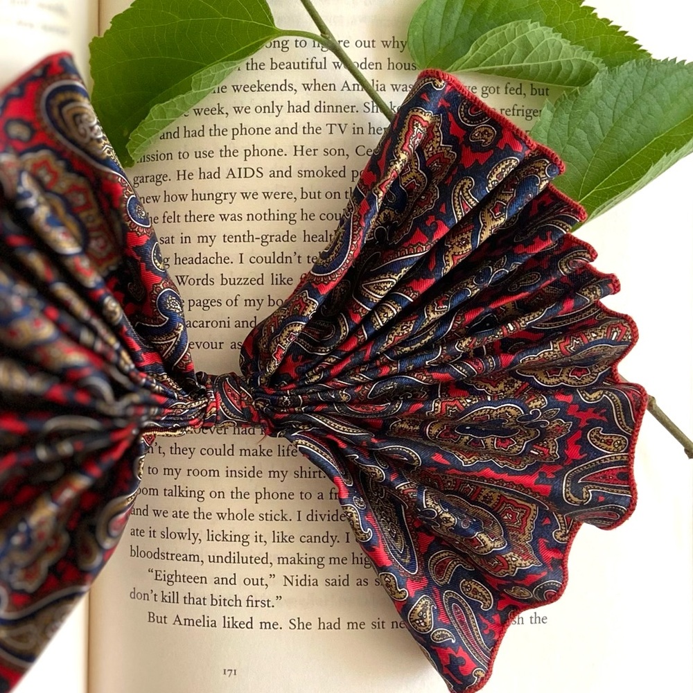 Vintage | Silk Paisley Pleated Lapel/Collar Bow - Picture 12 of 13
